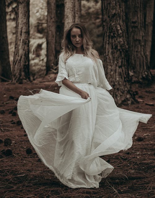Ingyenes stockfotó boszorkány, erdő, fehér ruha témában