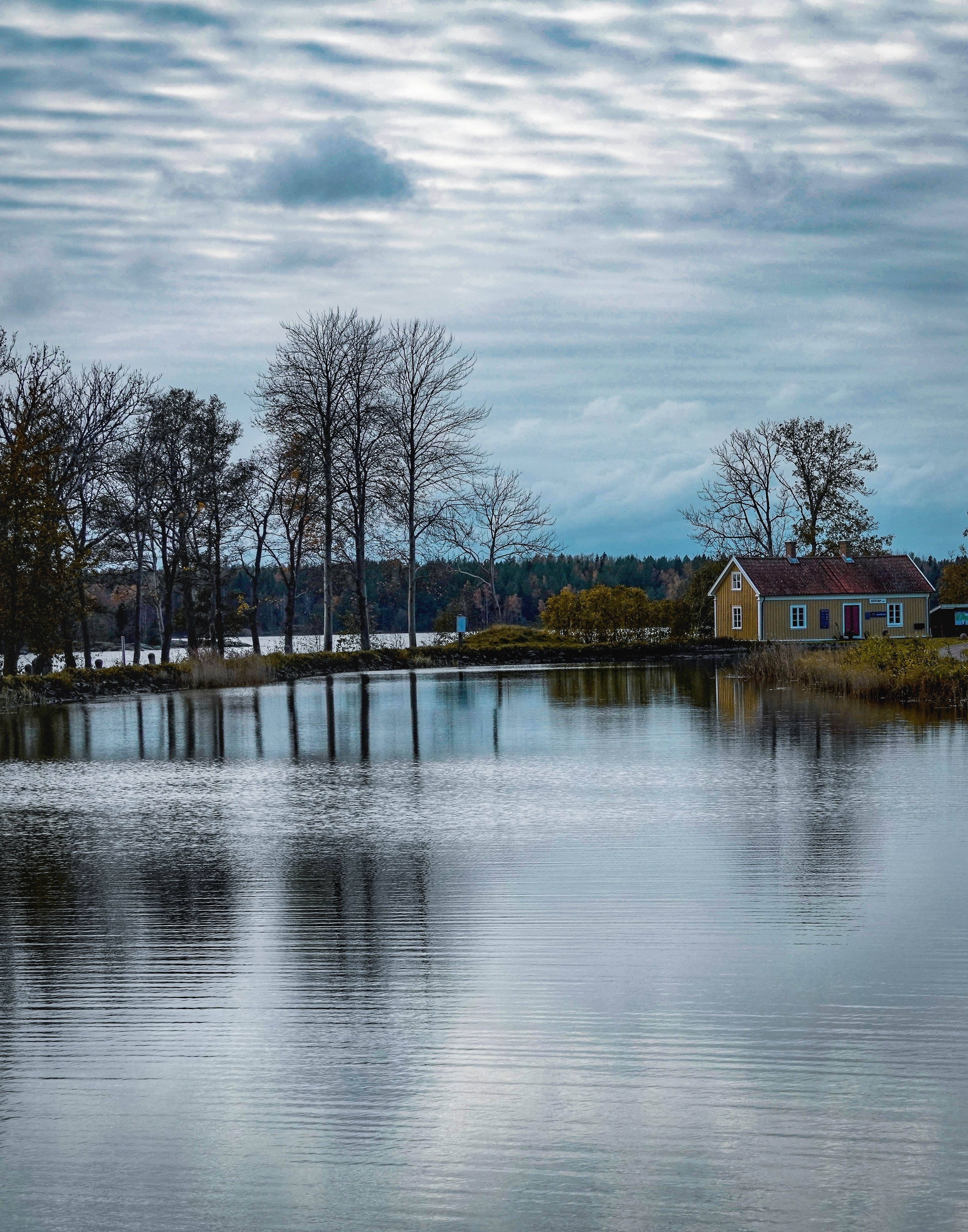 Rural House and a Lake · Free Stock Photo