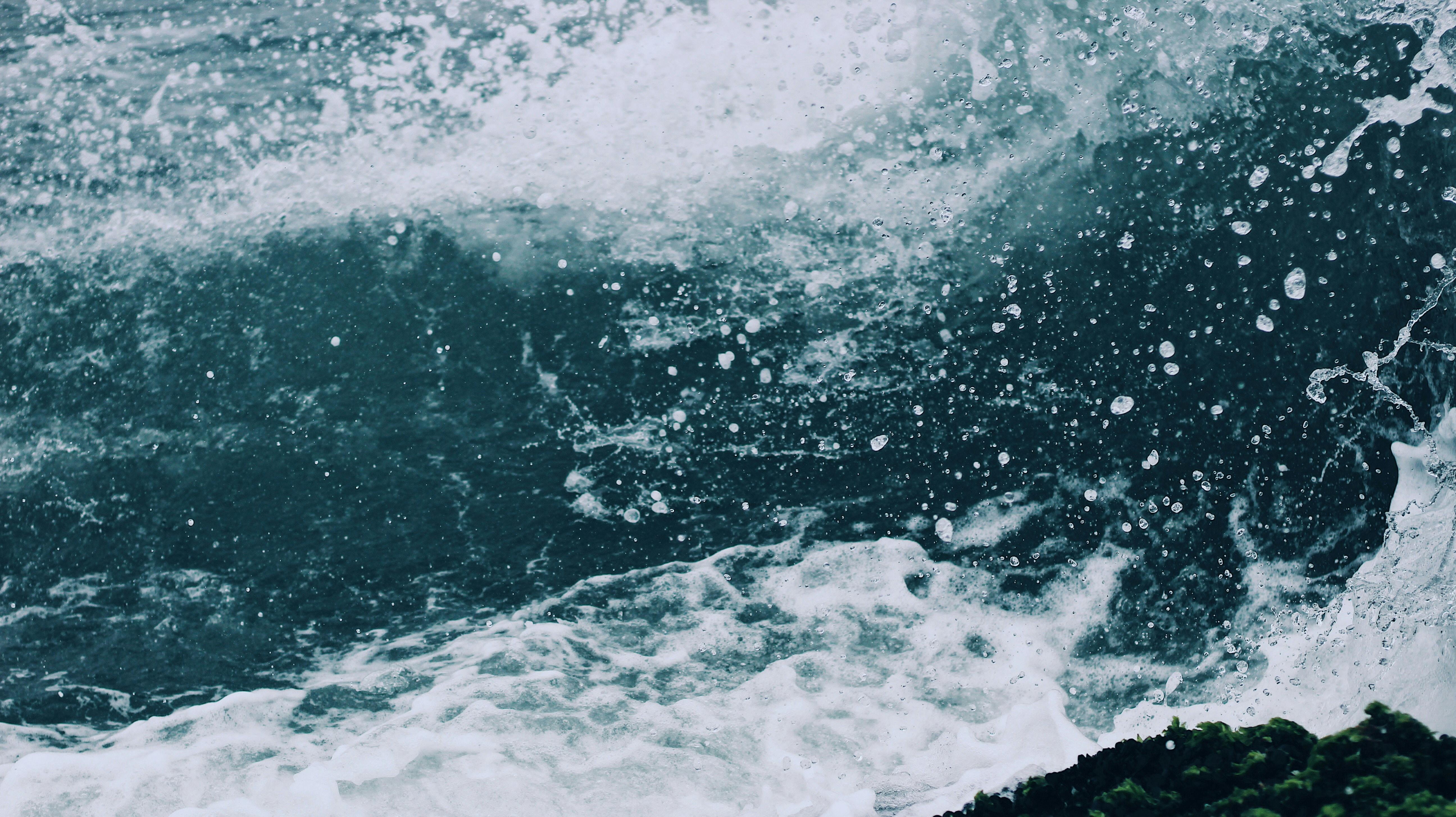 しぶき 水 波の無料の写真素材