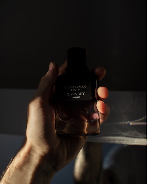 Foto Van Persoon Met Een Gentlemen Only Cologne Fles Van Givenchy