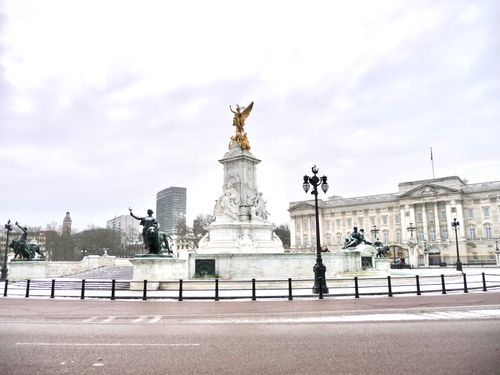 Free Capture of Victoria Memorial and Buckingham Palace, iconic London landmarks in daylight. Stock Photo