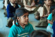 教室里的小女孩全神贯注地上课，体现了教育和好奇心