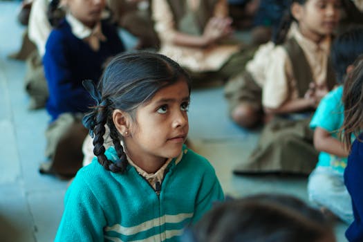 教室里的小女孩全神贯注地上课，体现了教育和好奇心