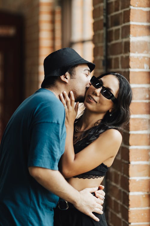 Homem e mulher, beijo na bochecha, mostrar casal apaixonado, amor