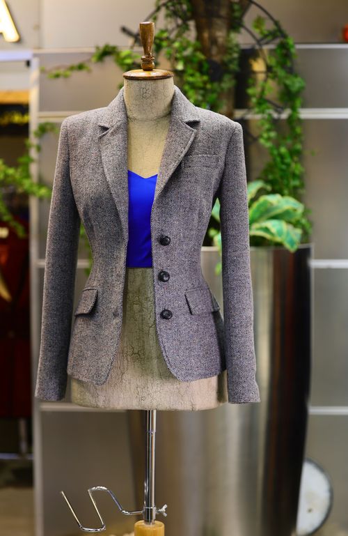 Free Gray blazer elegantly displayed on a vintage mannequin for fashion showcase. Stock Photo