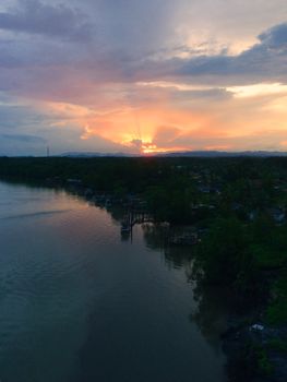 夕阳为宁静的河流与郁郁葱葱的风景染上了鲜艳的色彩，令人惊叹