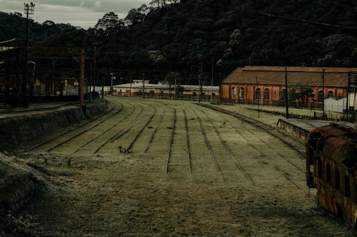 Immagine gratuita di allenare, binario ferroviario, ringhiera in acciaio