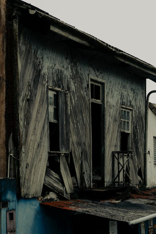 Безкоштовне стокове фото на тему «вертикальні постріл, зламаний, знесений будинок»