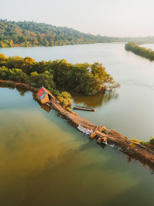 Foto profissional grátis de árvores, barco, barracão