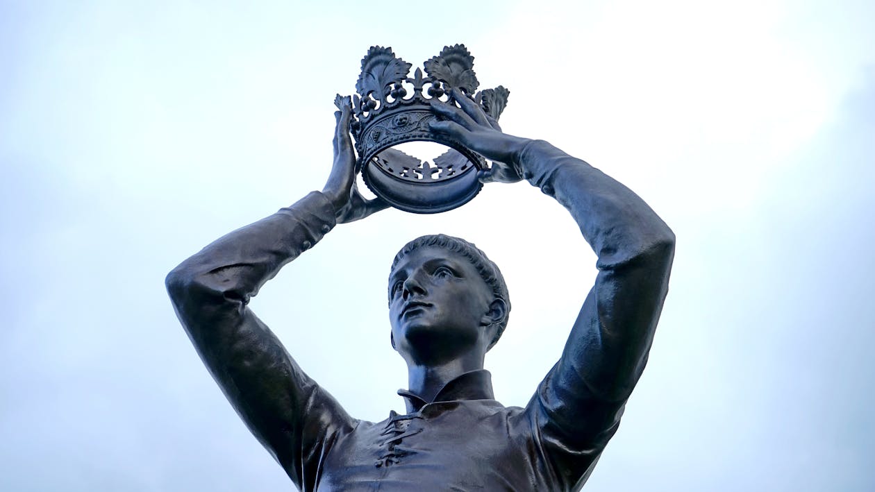 бесплатная Мальчик в короне статуи Стоковое фото