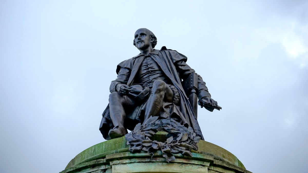 Statuia de bronz a lui Shakespeare pe soclu de piatra