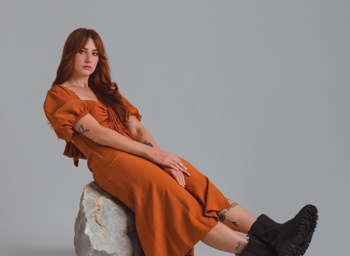 Editorial outfit mood in soft natural light