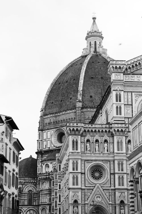 Free A striking black and white photo of the Florence Cathedral's dome in Italy. Stock Photo