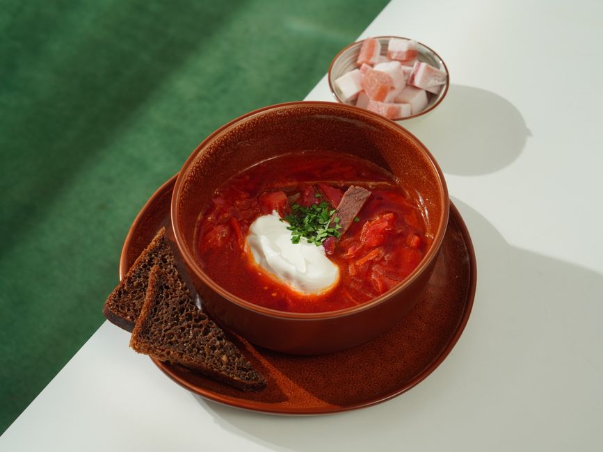 Ukrán borscs: az eredeti céklás marhahúsleves titkai – borscht served with sour cream and pampushky garlic bread
