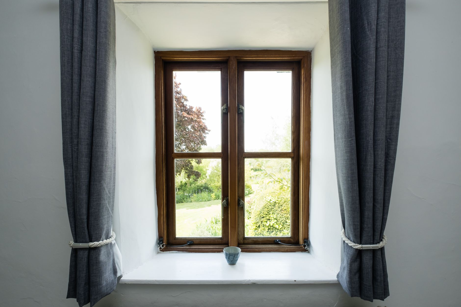 Open window with sunlight in bedroom — Dicas da Vovó