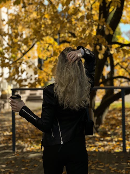 Fotobanka s bezplatnými fotkami na tému blondína, jeseň, park