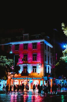 城市街道色彩缤纷，霓虹灯下是享受夜生活的人们的身影