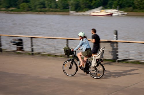 Fotos de stock gratuitas de accesorio de bicicleta, agua, árbol