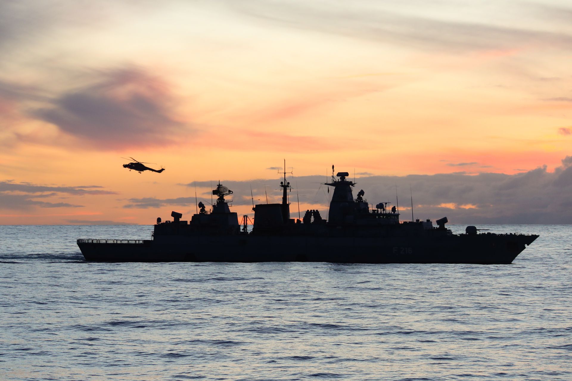 Un buque de guerra gris en el mar bajo un cielo nublado