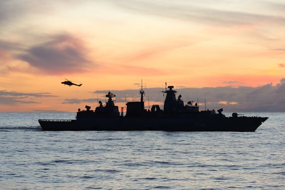 Buque de guerra en silueta contra el horizonte del Golfo Persico, zona de maxima tension.