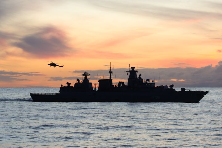 Buque de guerra en silueta contra el horizonte del Golfo Persico, zona de maxima tension.