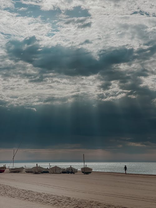 Kostenloses Stock Foto zu bewölkt, boote, dunkler himmel