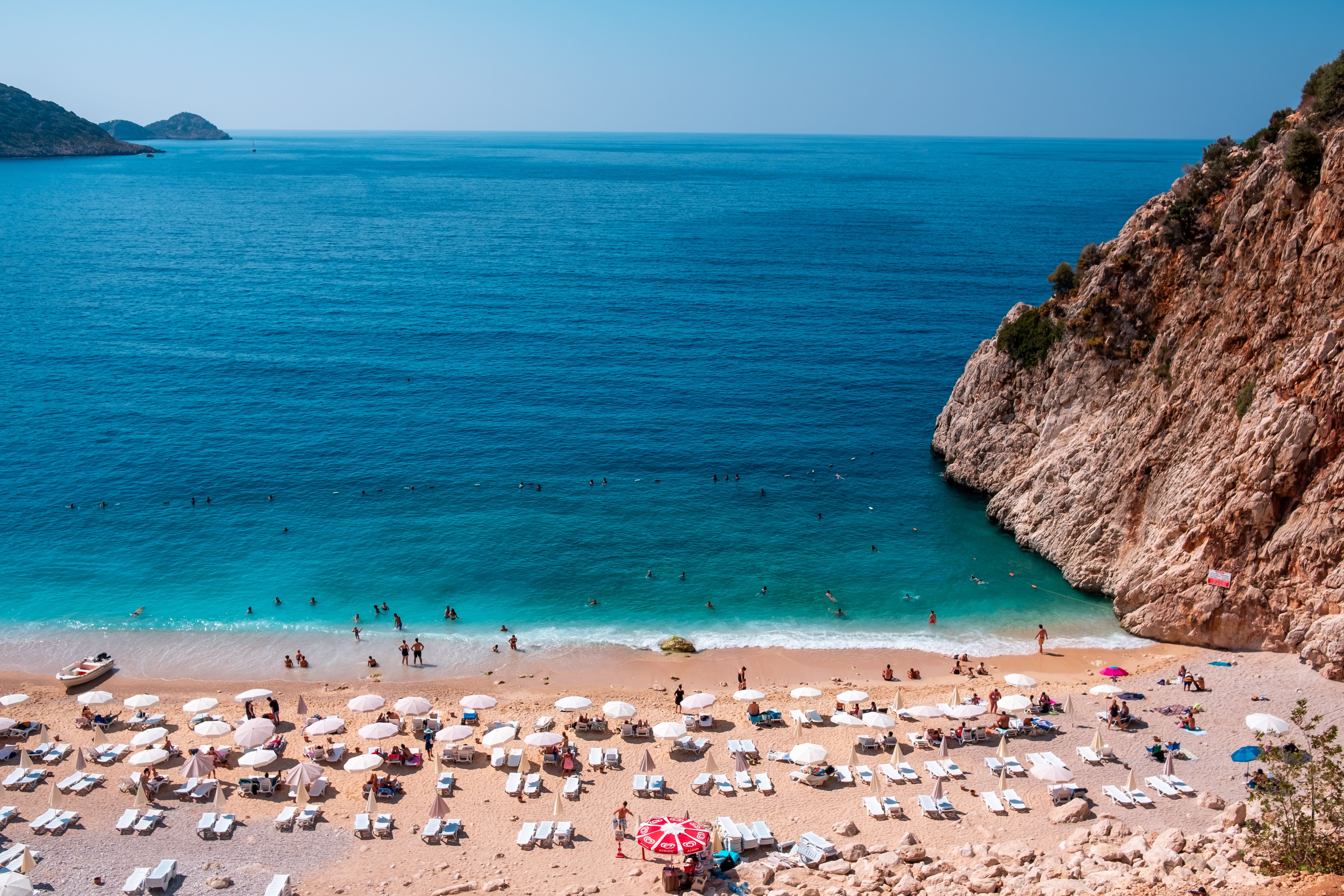 Plage turquoise en Turquie avec des parasols