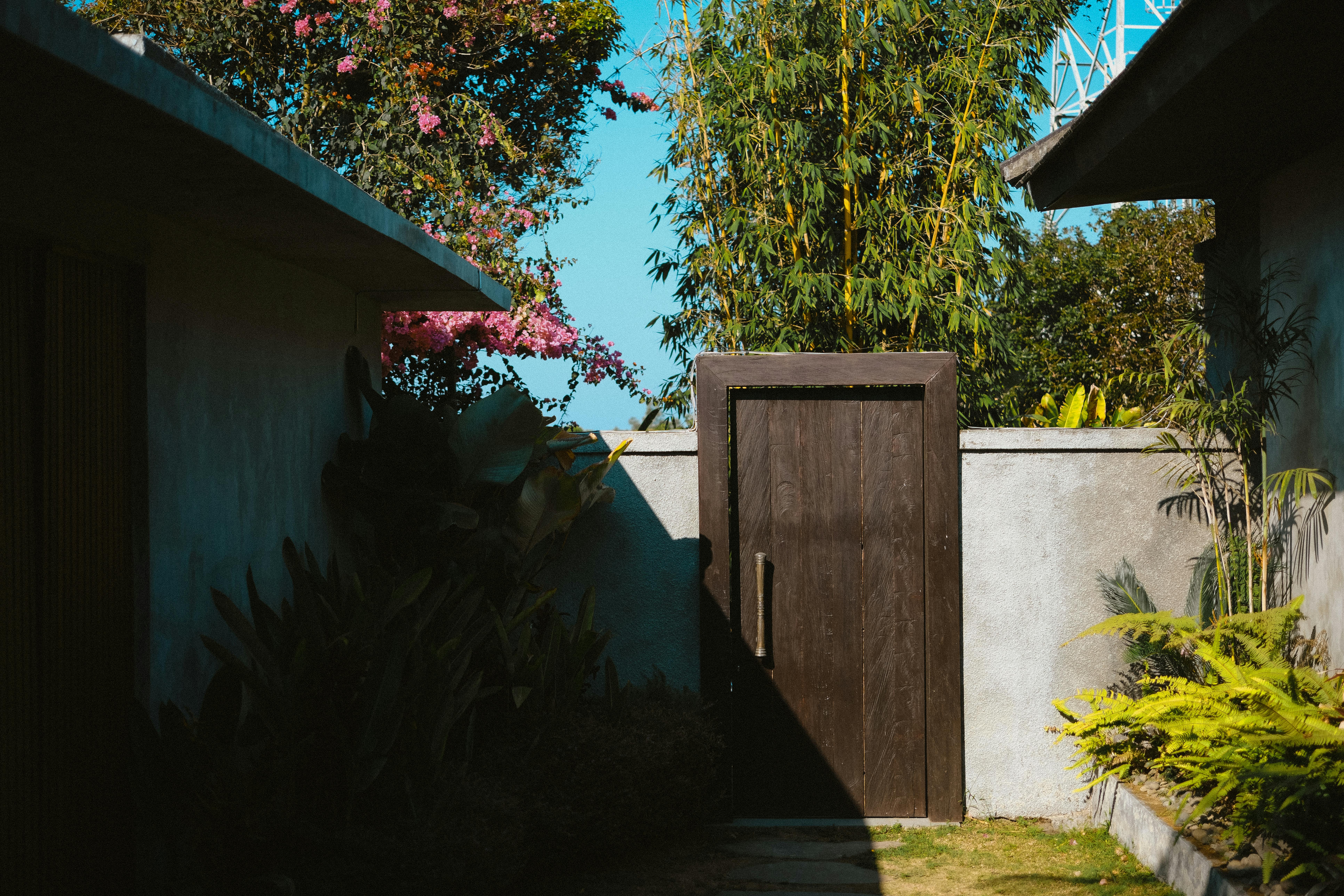 Nowoczesny ogród miejski z pełnym ogrodzeniem akustycznym i pasem zieleni przy granicy działki