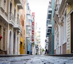 波多黎各旧圣胡安的鹅卵石街道上矗立着充满活力的殖民建筑