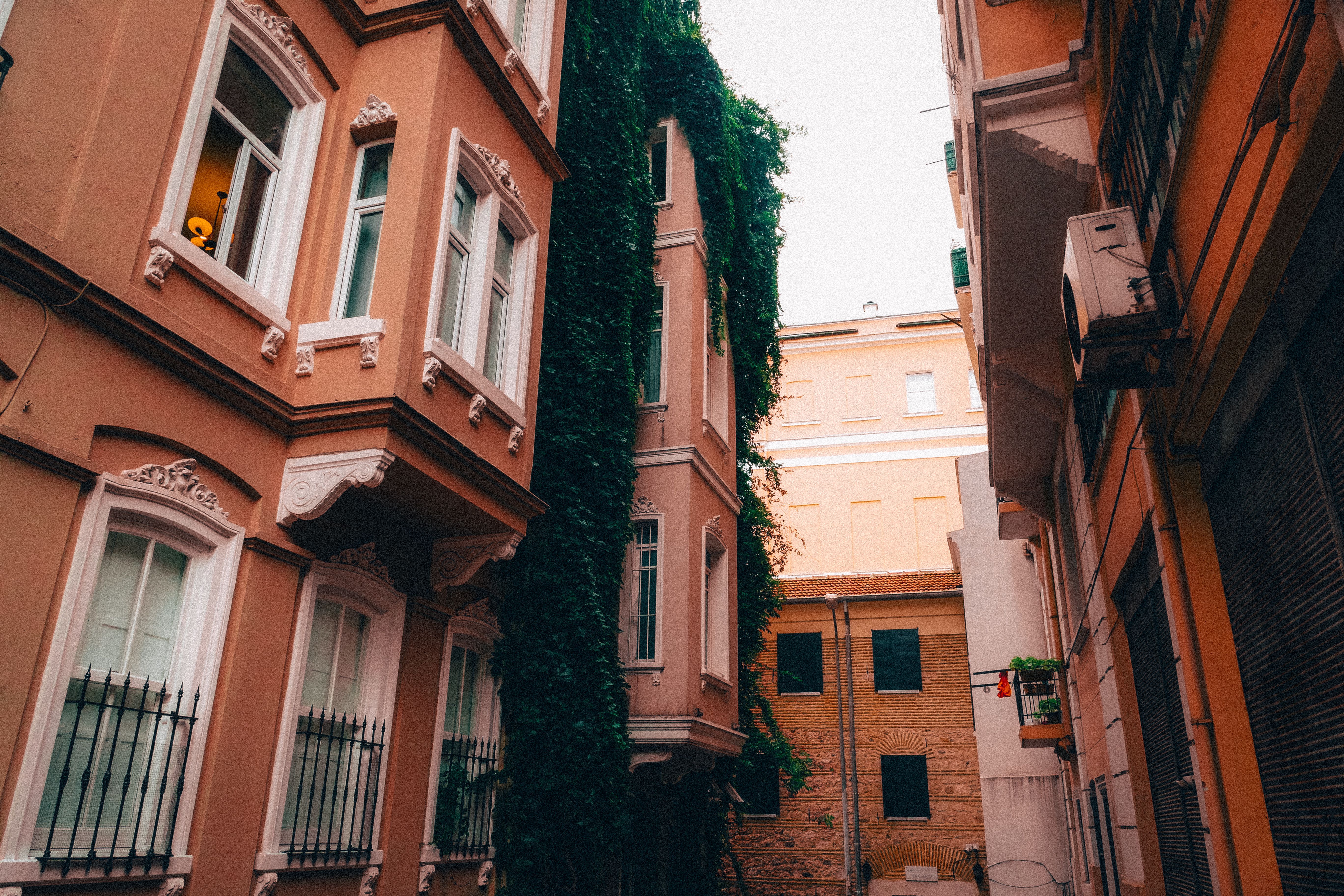 Trois cités aux ruelles arcades pour flâner