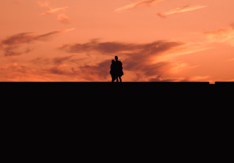 Online dating: starting a conversation on a niche platform