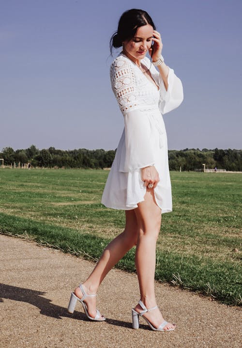 Бесплатное стоковое фото с белое платье, вертикальный выстрел, высокие каблуки