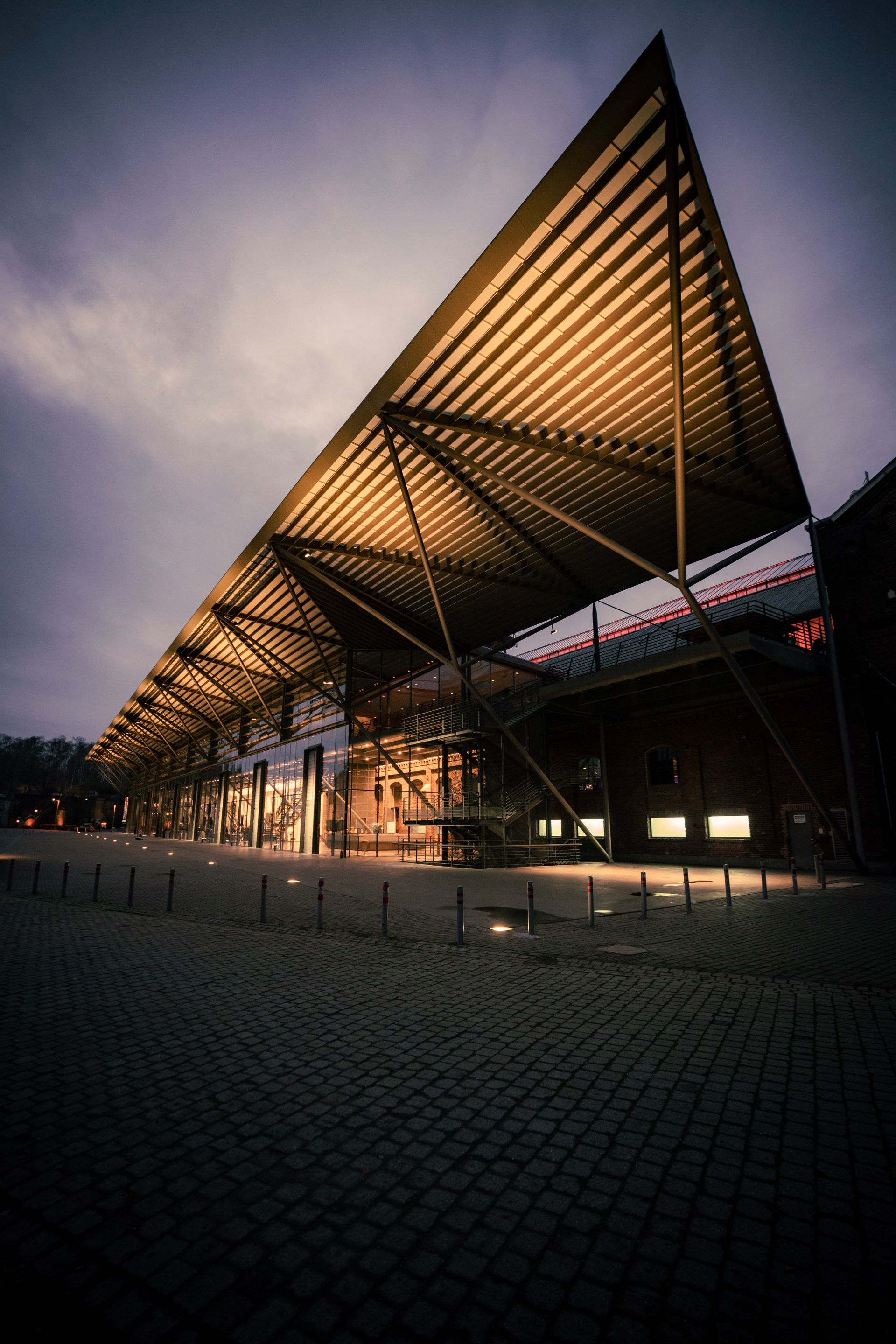 Arsitektur Gazebo Sport Center modern di malam hari