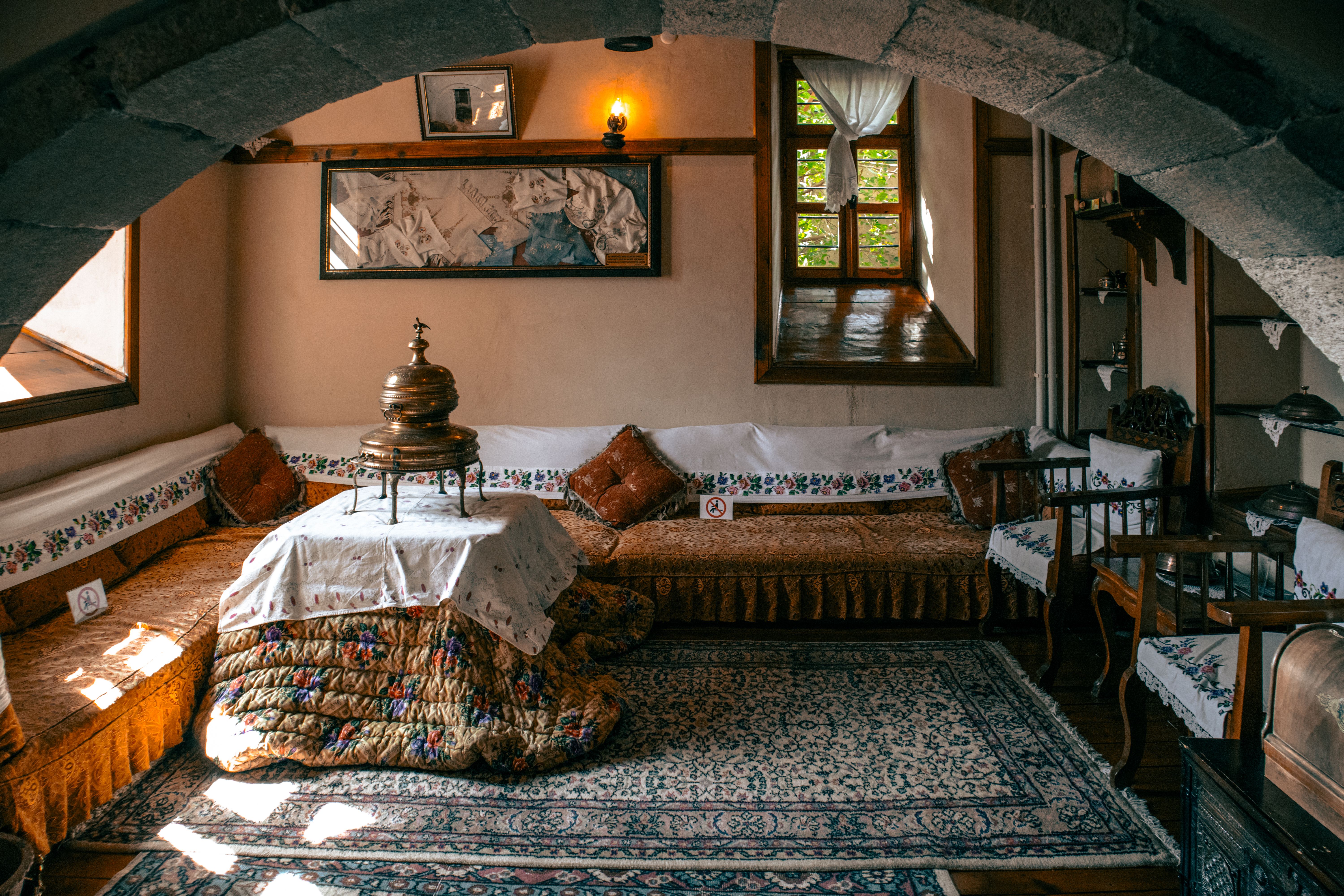 Warm and inviting traditional room in Elazığ, Türkiye featuring archways and classic furniture.
