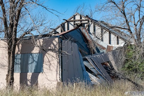 Foto profissional grátis de atropelar, caindo, construção abandonada