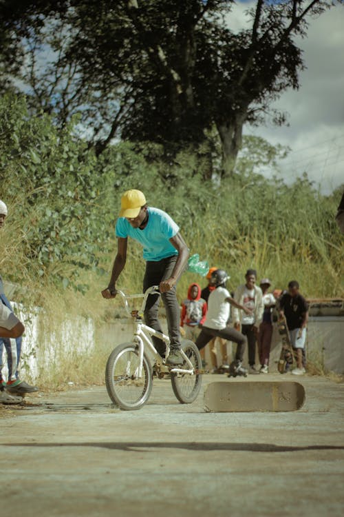 Foto profissional grátis de acrobacia, adolescente negro, África