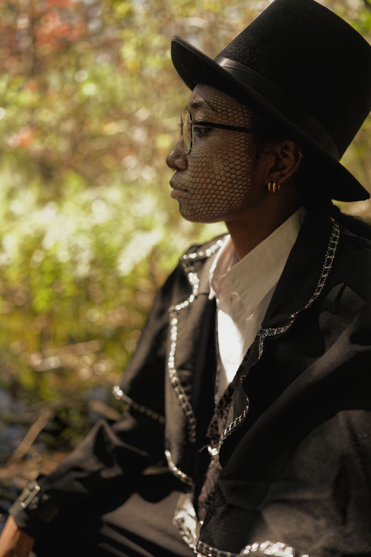 Persona joven con maquillaje creativo y disfraz oscuro para Halloween