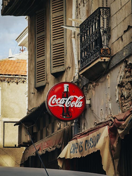 Fotobanka s bezplatnými fotkami na tému budova, červená, Coca Cola