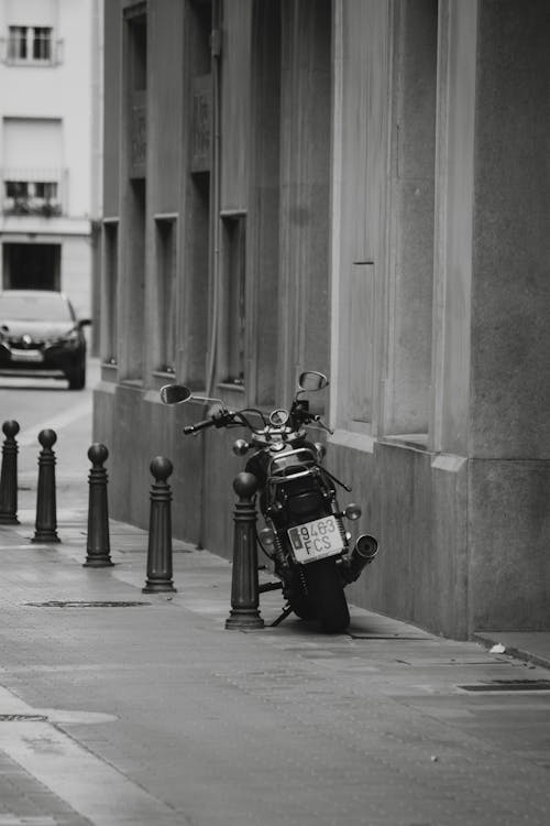Foto stok gratis diparkir, hitam & putih, jalan-jalan kota