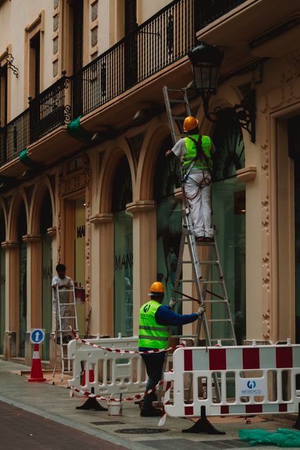 Ouvriers rénovant la façade d'un immeuble en ville