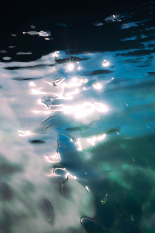 Free Mesmerizing sunlit reflections on a calm water surface, capturing nature's beauty. Stock Photo