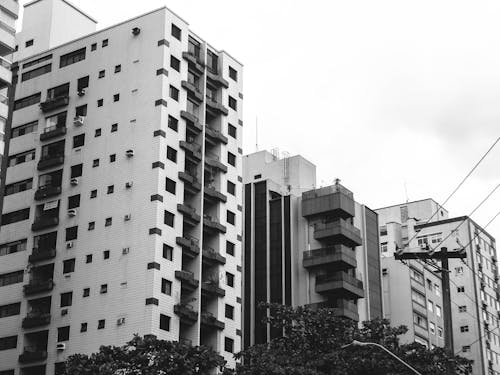 Darmowe zdjęcie z galerii z budynki mieszkalne, czarno-biały, dzielnice mieszkalne