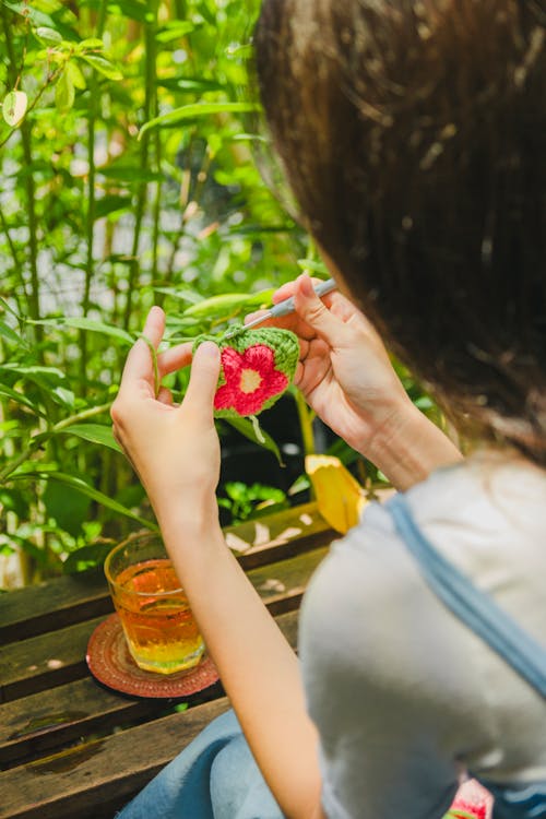 Kostenloses Stock Foto zu blätter, frau, garten