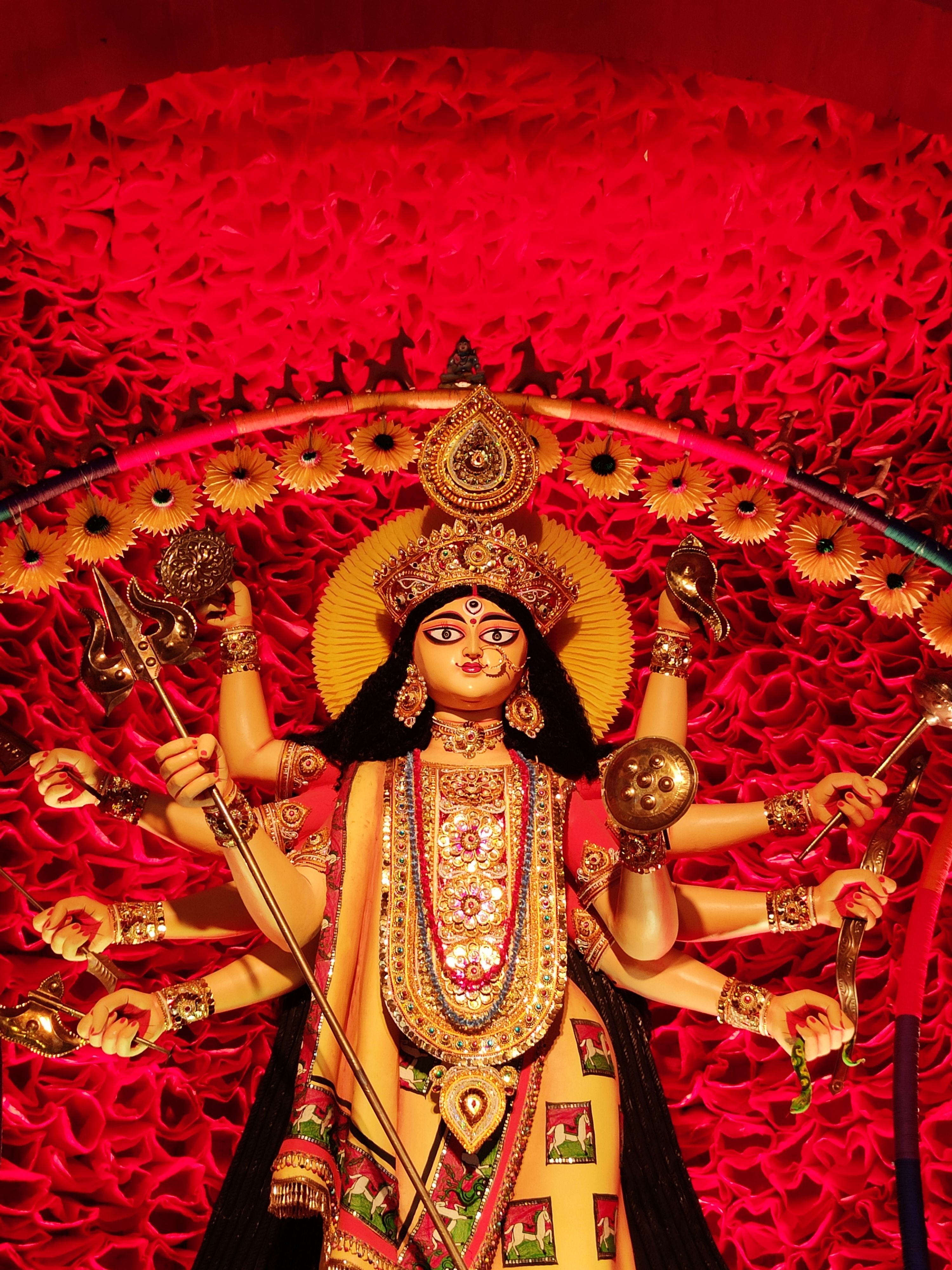 देवी प्रतिमा सजावट के साथ