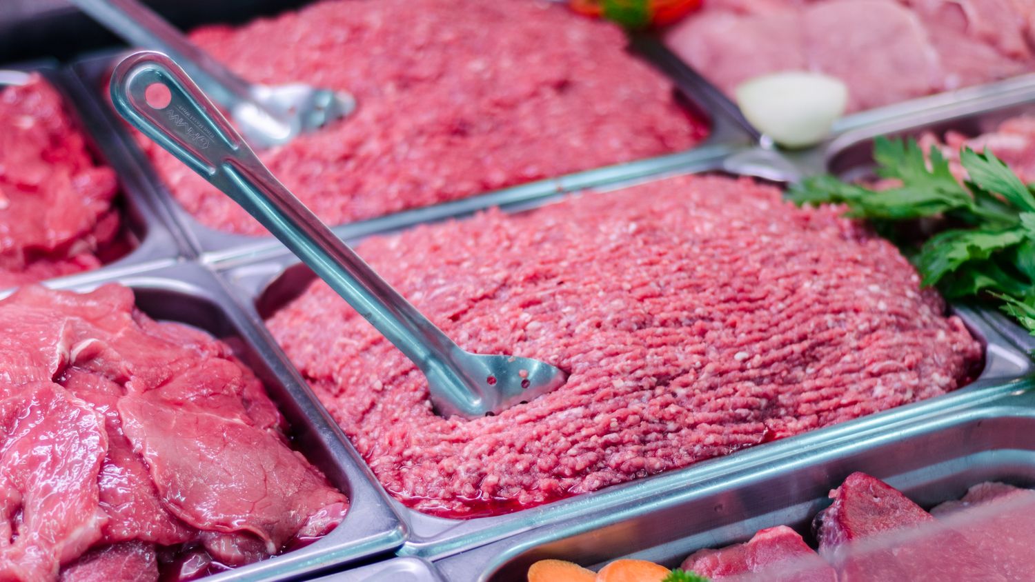 Mostrador de carnicería con carne fresca