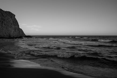 Darmowe zdjęcie z galerii z czarno-biały, fale, morze