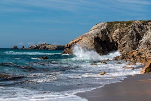Бесплатное стоковое фото с берег, брызги, волны