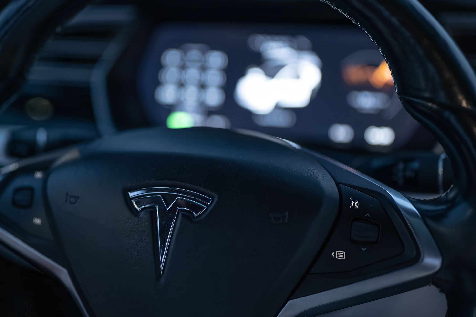 Tesla-rijders misleiden autopilot met plastic poppen