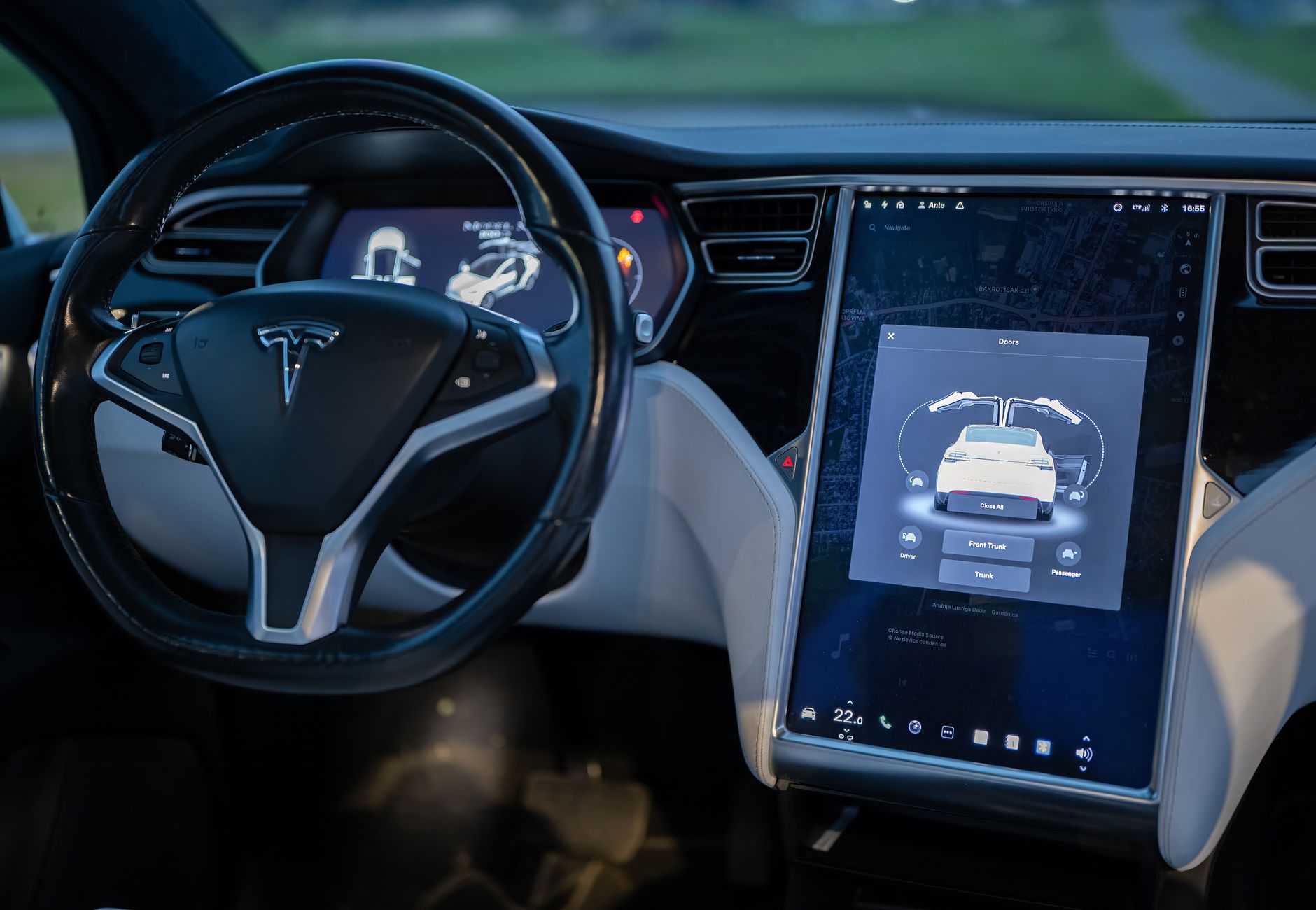 Les allégations de sécurité de Tesla FSD sous le feu des critiques des initiés et des experts