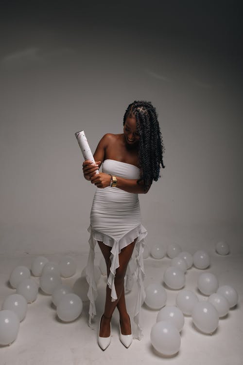 Gratis lagerfoto af balloner, grå baggrund, hvid kjole